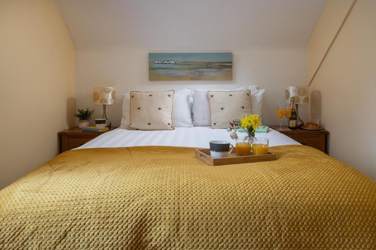 The Coachhouse - Cottage With Private Hot Tub Colwyn Bay Exterior foto